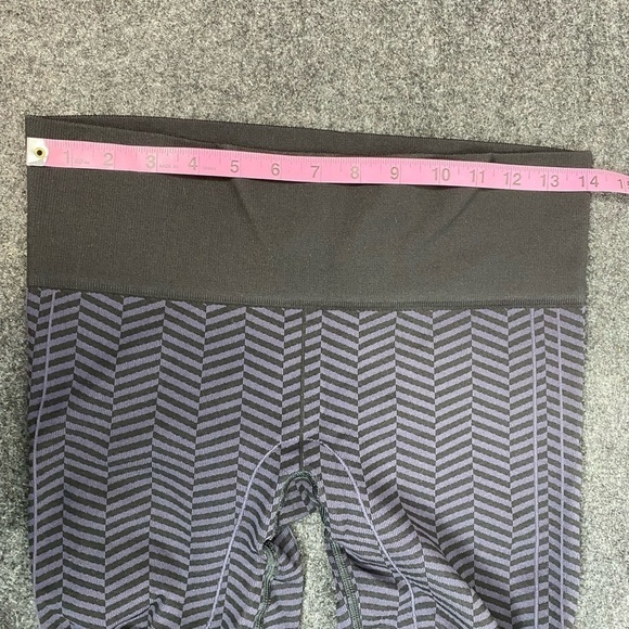 Lululemon In The Flow Crop II Size 8 Leggings Striped Purple Black High Rise - Picture 6 of 8